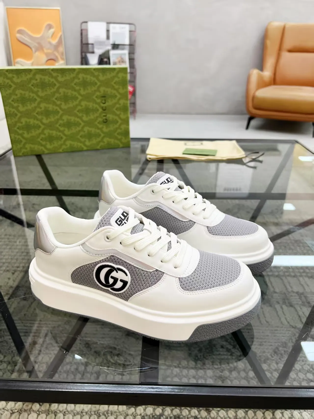 Factory price: 460💰Gucci new men's shoes GUCCI [Lightning] latest shoes are shipped. Original quality, fashionable, made of special materials, sheepskin lining, brand new packaging. The foot feels super comfortable and the workmanship is impeccable. Size: 38-45
